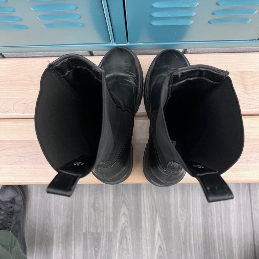 Steve Madden Black Slip-On Chelsea Platform Boots - Picture 13 of 13